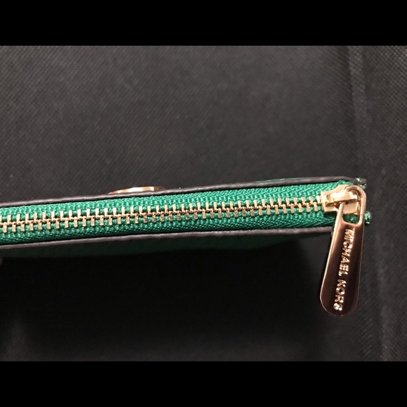 Small Micheal Kors coin purse. - Picture 6 of 6